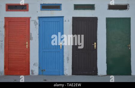 Portes de la cabine en différentes couleurs, mur blanc Banque D'Images