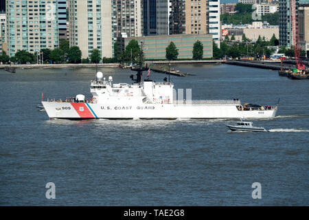 Le USCGC Campbell, un moyen de la US Coast Guard Cutter endurance basé au Portsmouth Naval Shipyard à Kittery (Maine), était à New York pour la Semaine de la flotte. Banque D'Images