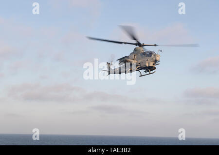 190506-N-NB544-1203 de l'OCÉAN PACIFIQUE (6 mai 2019) Un AH-1Z Viper affecté à rotors basculants moyen maritime (VMM) de l'Escadron 163 (renforcée), vole sur le San Antonio-classe de transport amphibie USS dock John P. Murtha (LPD 26). Marins et soldats du boxeur groupe amphibie (ARG) et 11e Marine Expeditionary Unit (MEU) sont entrepris sur l'USS John P. Murtha sur un déploiement régulièrement prévues. (U.S. Photo par marine Spécialiste de la communication de masse 2e classe Kyle Carlstrom) Banque D'Images