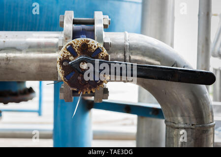 Old rusty valve de l'usine de tuyaux Banque D'Images