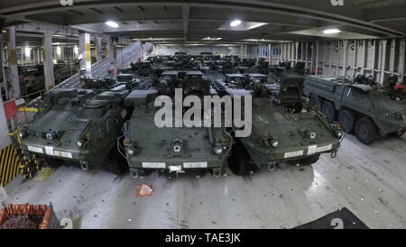 Strykers du 56e Stryker Brigade Combat Team, attendez d'être déchargé, le 21 mai 2019, au cours d'opérations portuaires à Alexandroúpoli, la Grèce à l'appui d'une série d'exercices d'été l'Europe de l'armée américaine y compris Saber Guardian et décisive de la grève. Les véhicules seront mis en scène et puis se déplacent jusqu'à leur destination finale par convoi et transport de ligne pour appuyer les exercices et améliorer tout au long de la préparation du théâtre européen. (U.S. Photo de l'armée par le Sgt. Benjamin Northcutt Théâtre 21e) Commande de soutien Banque D'Images