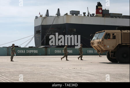 Les soldats de l'armée américaine, attribué au 39e bataillon de transport, aider à déplacer les véhicules militaires qui sont déchargées de la crête verte porte-conteneurs roulier navire au port d'Alexandroupoli à Alexandroupolis, Grèce, le 22 mai 2019. Le navire contient environ 700 véhicules et équipements qui seront déchargées dans le cadre des opérations portuaires à l'appui d'une armée américaine l'Europe série d'exercices d'été y compris le Tuteur et Sabre grève décisive. (U.S. Photo de l'armée par la CPS. Elliott Page) Banque D'Images