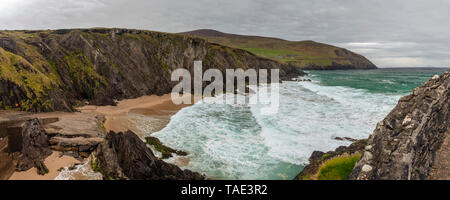 Vue panoramique à Dunmore Head sur la péninsule de Dingle, comté de Kerry, Irlande. Partie de la manière sauvage de l'Atlantique Banque D'Images