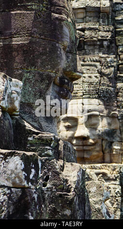 Une photo de l'ancienne ruine visages supraposition les tours du temple Bayon, situé à Angkor Wat, Siem Reap, Cambodge. Banque D'Images