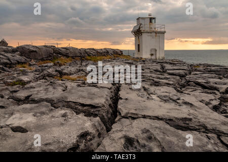 Black Head Lighthouse et lapiez, le Burren, comté de Clare, Irlande Banque D'Images