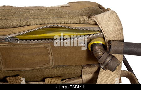 Un parachute siège 10-404 C-1 complet avec réservoir d'oxygène, la section arrière du faisceau et couvert de soie blanche emballés dans un sac de linge de couleur olive, donc l'exhaustivité et l'état ne sont pas vérifiables. Le sac avec un arrière-dans la poche à fermeture zip, dans lequel est le réservoir d'oxygène anodisé jaune, le flexible d'alimentation coupée au lâche. Étiquette cousue '...Sitzfallschirm Baumuster, 10-404 C-1 à 3. Mai 1943, Anforderzeichen : FL 402013 Hersteller Autoflug, Berlin'. La section arrière rembourré, faisceau de lumière , boutonnées. Le fil de traction intégrée à l'échelle de la ceinture abdominale, la D-bow, Editorial-Use-seulement Banque D'Images