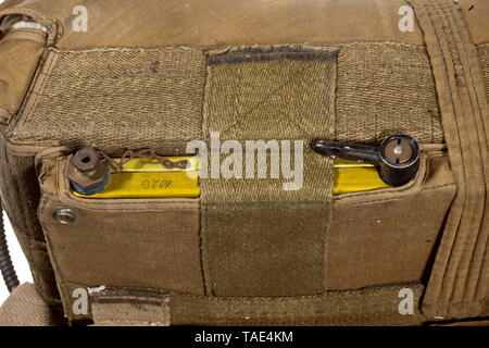 Un parachute siège 10-404 C-1 complet avec réservoir d'oxygène, la section arrière du faisceau et couvert de soie blanche emballés dans un sac de linge de couleur olive, donc l'exhaustivité et l'état ne sont pas vérifiables. Le sac avec un arrière-dans la poche à fermeture zip, dans lequel est le réservoir d'oxygène anodisé jaune, le flexible d'alimentation coupée au lâche. Étiquette cousue '...Sitzfallschirm Baumuster, 10-404 C-1 à 3. Mai 1943, Anforderzeichen : FL 402013 Hersteller Autoflug, Berlin'. La section arrière rembourré, faisceau de lumière , boutonnées. Le fil de traction intégrée à l'échelle de la ceinture abdominale, la D-bow, Editorial-Use-seulement Banque D'Images