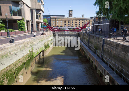 La serrure, St Katharine's Dock, London, England. Banque D'Images