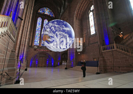 Gaia, une 23ft réplique de la planète terre se bloque sur l'affichage à l'intérieur de la cathédrale de Liverpool en avant de la rivière de la ville festival. La grande installation, créé par l'artiste anglais Luke Jerram, dispose d'images précises et détaillées de la NASA et est exposée pour la première fois n'importe où dans le monde. Banque D'Images