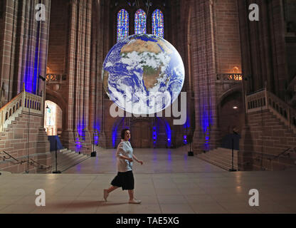 Gaia, une 23ft réplique de la planète terre se bloque sur l'affichage à l'intérieur de la cathédrale de Liverpool en avant de la rivière de la ville festival. La grande installation, créé par l'artiste anglais Luke Jerram, dispose d'images précises et détaillées de la NASA et est exposée pour la première fois n'importe où dans le monde. Banque D'Images