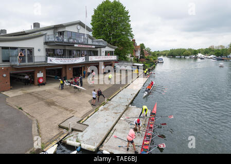 Membres de Marlow Rowing Club prépare à prendre à l'eau. Banque D'Images