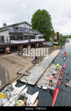 Membres de Marlow Rowing Club prépare à prendre à l'eau. Banque D'Images