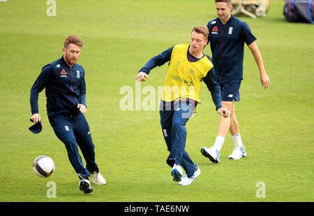 England's Jos Buttler (centre) lors d'une session de filets au Hampshire Bol, Southampton. Banque D'Images