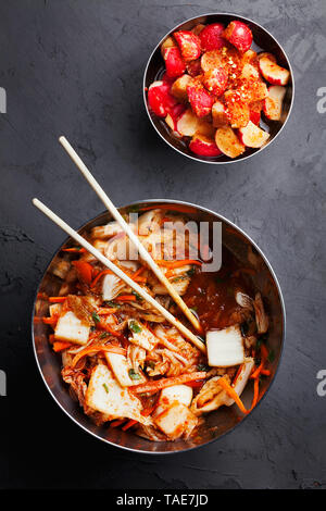 Le kimchi de choux Napa et radis dans une sauce douce et épicée.Kkakdugi décapage traditionnel coréen épicé légumes fermentés dans des bols Banque D'Images