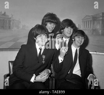 Les quatre Beatles happy pop stars afficher leurs insignes que les membres de l'ordre de l'Empire britannique (division civile) au Saville Theatre, Londres. (L-R) Paul McCartney, George Harrison, John Lennon et Ringo Starr. Banque D'Images