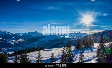Vue aérienne pays merveilleux de l'hiver dans les Alpes avec la Suisse chalet de montagne au coucher du soleil en hiver avec beaucoup de neige. Laax Banque D'Images