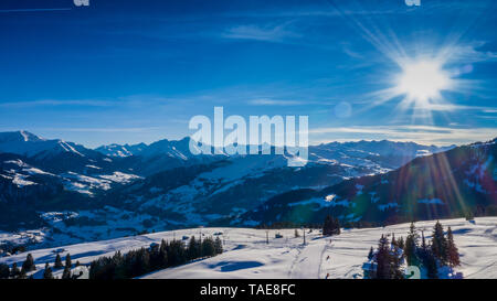 Vue aérienne pays merveilleux de l'hiver dans les Alpes avec la Suisse chalet de montagne au coucher du soleil en hiver avec beaucoup de neige. Laax Banque D'Images