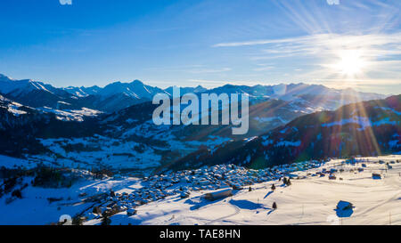 Vue aérienne de townwith les toits couverts de neige. Village de Suisse en hiver avec beaucoup de neige. Laax Banque D'Images