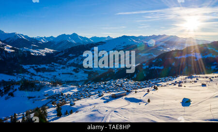 Vue aérienne de townwith les toits couverts de neige. Village de Suisse en hiver avec beaucoup de neige. Laax Banque D'Images