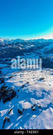 Vue aérienne de townwith les toits couverts de neige. Village de Suisse en hiver avec beaucoup de neige. Laax Banque D'Images