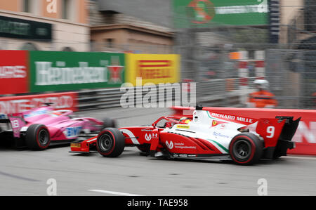 La course Prema Mick Schumacher cause un accident avec BWT Arden Tatiana Calderon qui bloque le coin de la rascasse et les résultats de la course d'être arrêté pendant une course de Formule 2 de la FIA Championnat au Circuit de Monaco, Monaco. Banque D'Images