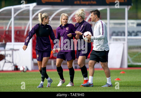 (Capot gauche à droite) l'Angleterre Steph Houghton, Rachel Daly, Millie et lumineux Angleterre Manager Phil Neville pendant une session de formation à St George's Park, Burton. Banque D'Images