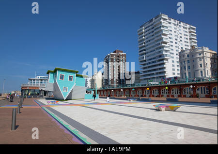 L'Angleterre, l'East Sussex, Brighton, l'attraction des visiteurs de la maison à l'envers sur le front. Banque D'Images