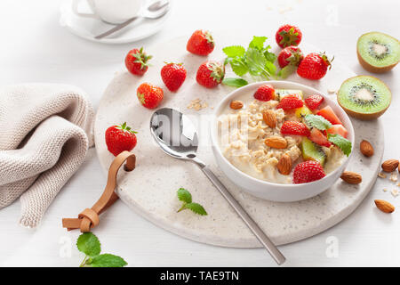 Petit-déjeuner sain porridge d'avoine, fraise, noix Banque D'Images