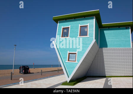 L'Angleterre, l'East Sussex, Brighton, l'attraction des visiteurs de la maison à l'envers sur le front. Banque D'Images