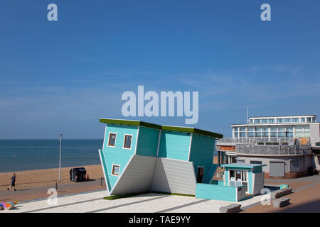 L'Angleterre, l'East Sussex, Brighton, l'attraction des visiteurs de la maison à l'envers sur le front. Banque D'Images