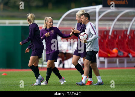 (De gauche à droite) l'Angleterre Steph Houghton, Rachel Daly, Millie et lumineux Angleterre Manager Phil Neville pendant une session de formation à St George's Park, Burton. Banque D'Images