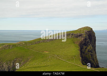 Neist Point est une petite presqu'île sur l'île écossaise de Skye et son phare marque le point le plus occidental de l'île. Banque D'Images