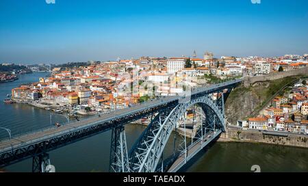 Vue sur la ville, vue sur Porto avec Ponte Dom Luis I, pont sur la rivière Rio Douro, Porto, Portugal Banque D'Images