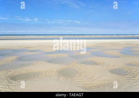 Plage à marée basse, des puits remplis d'eau, de sable, d'ondulation Wangerooge, îles de la Frise orientale, mer du Nord, Basse-Saxe, Allemagne Banque D'Images