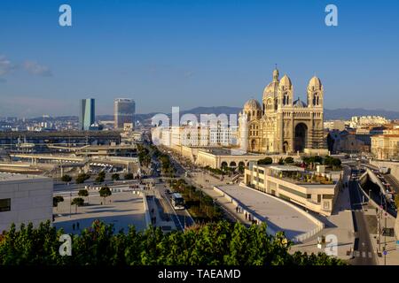 Avec vue sur la ville, la cathédrale de la Major vue depuis le Fort Saint-Jean, Marseille, Provence-Alpes-Côte d'Azur, France Banque D'Images