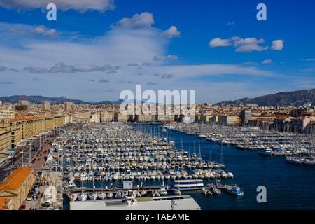 Vue sur la ville, le vieux port avec de nombreux bateaux, Vieux Port, Vieille Ville, Marseille, Provence-Alpes-Côte d'Azur, France Banque D'Images