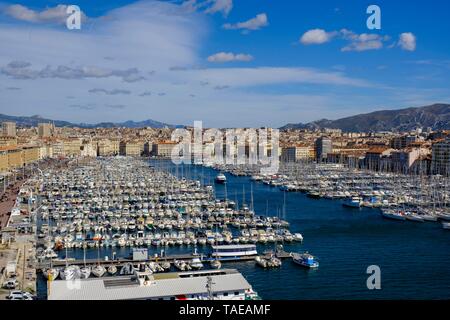 Vue sur la ville, le vieux port avec de nombreux bateaux, Vieux Port, Vieille Ville, Marseille, Provence-Alpes-Côte d'Azur, France Banque D'Images