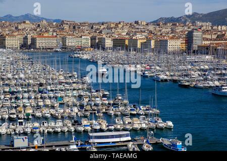 Vue sur la ville, le vieux port avec de nombreux bateaux, Vieux Port, Vieille Ville, Marseille, Provence-Alpes-Côte d'Azur, France Banque D'Images