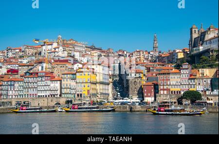 La vieille ville historique de Ribeira avec clocher de l'église de l'église Igreja dos Clerigos, Cais da Ribeira, promenade le long de la rivière Douro, Porto, Portugal Banque D'Images