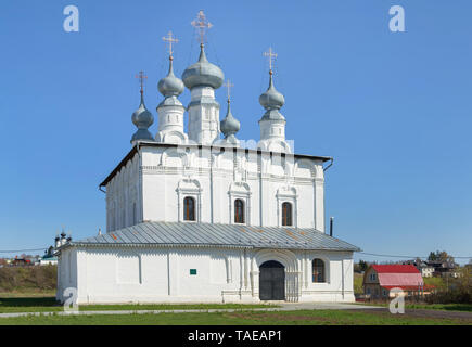 Église des Saints Pierre et Paul en journée de printemps ensoleillée. Suzdal, Région de Vladimir, Russie Banque D'Images