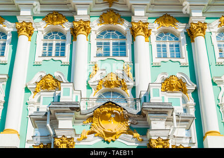 Saint-pétersbourg, Russie - le 5 avril 2019. Palais d'hiver et Musée de l'Ermitage, Bâtiment façade gros plan avec vue détails sculpturaux Banque D'Images