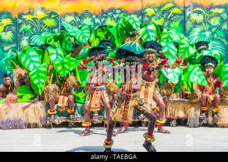 Les participants au Festival Dinagyang à Iloilo Philippines Banque D'Images