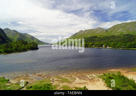 Le Glenfinnan Monument est situé sur les rives du Loch Shiel. Il a été construit en 1815 pour marquer la place où, en 1745, la norme du Prince Charles Banque D'Images