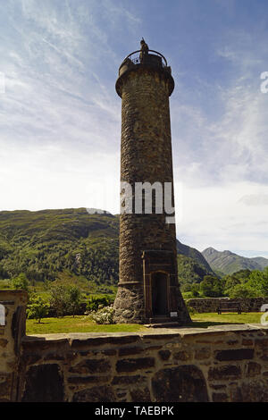 Le Glenfinnan Monument est situé sur les rives du Loch Shiel. Il a été construit en 1815 pour marquer la place où, en 1745, la norme du Prince Charles Banque D'Images