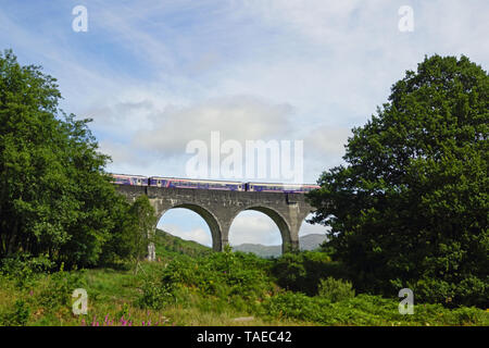 Le pont de chemin de fer par le tournage de Harry Potter la célébrité. Sur le pont, le Poudlard Express va dans le sens de l'école de magie. Il con Banque D'Images