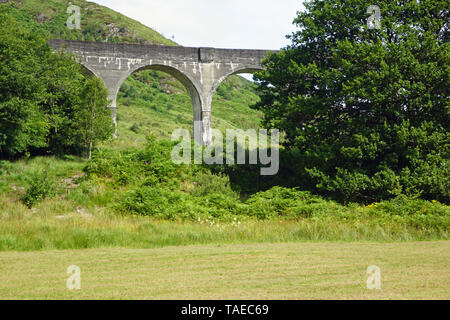 Le pont de chemin de fer par le tournage de Harry Potter la célébrité. Sur le pont, le Poudlard Express va dans le sens de l'école de magie. Il con Banque D'Images