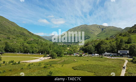 Le Glenfinnan Monument est situé sur les rives du Loch Shiel. Il a été construit en 1815 pour marquer la place où, en 1745, la norme du Prince Charles Banque D'Images