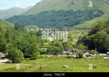 Le Glenfinnan Monument est situé sur les rives du Loch Shiel. Il a été construit en 1815 pour marquer la place où, en 1745, la norme du Prince Charles Banque D'Images