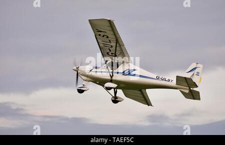 Ikarus C42 "G-ULSY" au décollage et à l'ancien directeur de l'aérodrome le 18 mai 2019 Banque D'Images