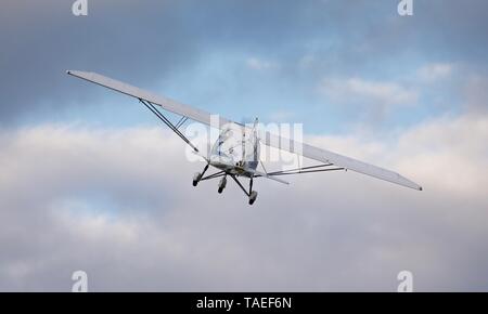 Ikarus C42 "G-ULSY" au décollage et à l'ancien directeur de l'aérodrome le 18 mai 2019 Banque D'Images